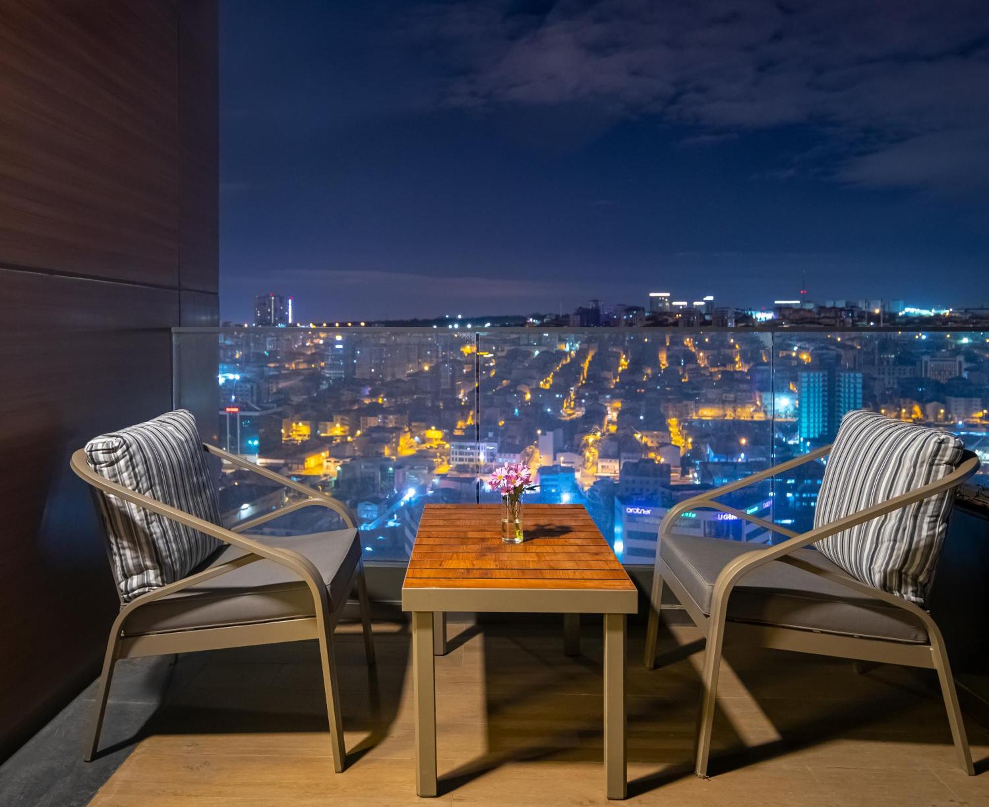 Movenpick Living Istanbul West Ξενοδοχείο Εξωτερικό φωτογραφία View from the balcony of a suite